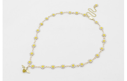 Colgante de cadena de margaritas esmaltadas blanca