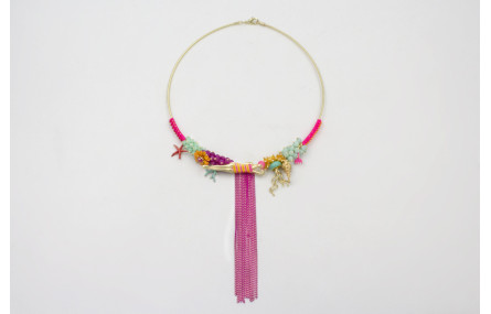 Collar rigido dorado con nudo macrame fucsia, medu