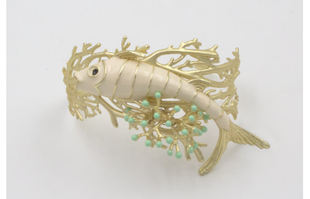 Brazalete coral dorado mate con pez esmlatado crem