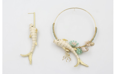 Pendientes asimetricos perno listón dorado mate co