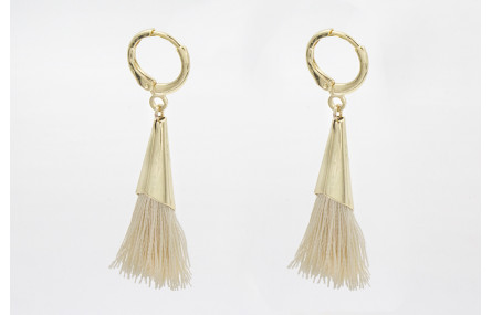 Pendientes cierre dorado con fleco crema con  capu