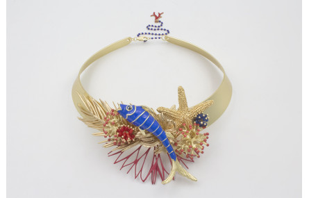 Collar lámina dorado mate con pez esmaltado azulón