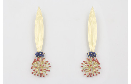 Pendientes hoja alargada dorada mate con bola cora