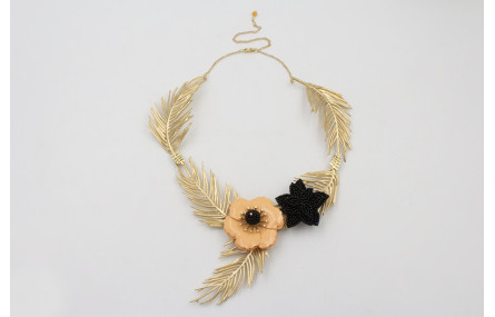 Collar hojas curvadas doradas mates con flor sobre