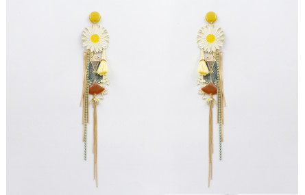 Pendientes perno esmalte mostaza, margarita grande