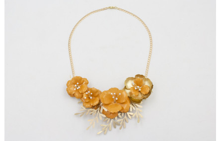 Collar cadena plana entrelazada dorada mate con ra