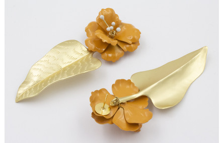 Pendientes hoja dorada mate con flores sobrepuest