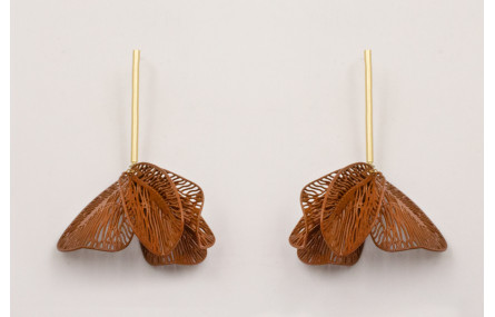 Pendientes perno pivote dorado mate con alas redon