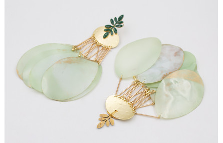 Pendientes perno pétalos esmaltaldos verde ingles 