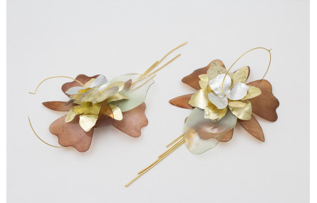 Pendiente aro grande dorado mate con flores de len