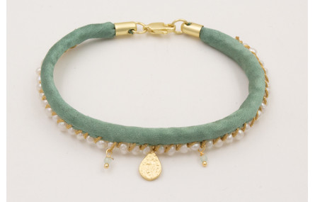 Pulsera de seda rellena verde con perlas cosidas c