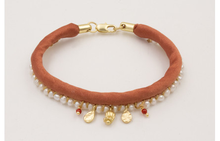 Pulsera de seda rellena cobrizo con perlas cosidas