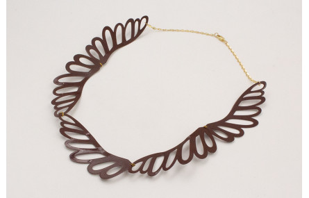 Collar alas esmaltadas marrón cosidas rematada con