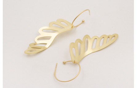 Pendientes aro bolita con ala dorada mate.