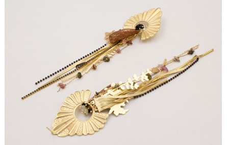 Pendientes perno hoja estriada dorada mate con bur