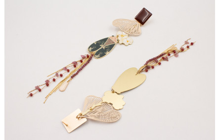 Pendientes perno rectangulo granate, polilla esmal