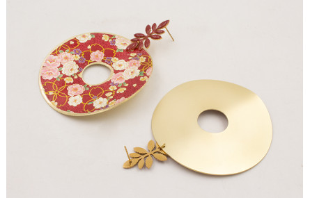 Pendientes perno pétalos esmaltados granate con di