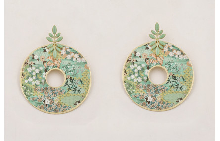 Pendientes perno pétalos esmaltados turquesa con d