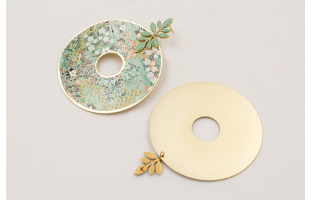 Pendientes perno pétalos esmaltados turquesa con d