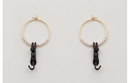 Pendientes aro dorado con abalorio perla y GATO pi