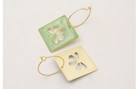 Pendientes aros medianos dorados mate con colgante