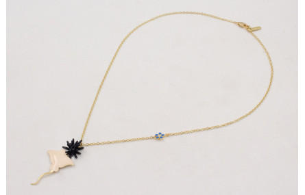 Collar cadena con margarita azul en el medio, mant