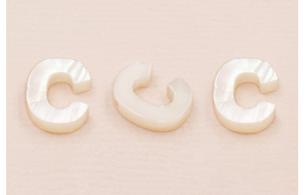 Letra Nacar C  10mm agujero horizontal superior