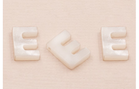 Letra Nacar E  10mm agujero horizontal superior