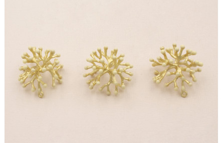 Colgante Coral 25*25*12mm Oro Mate Esmalte Crema