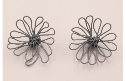 Flor Manual Hilo Latón 50mm Esmalte Gris