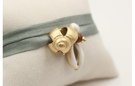 Pulsera seda verde con caracola oro mate y caracol