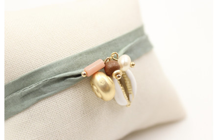 Pulsera seda verde con caracola oro mate gordita  