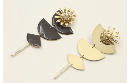 Pendientes perno flor con burruño perlas colgando 