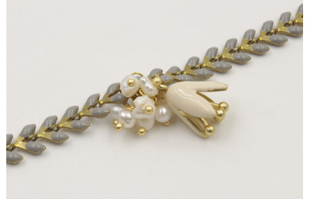 Pulsera cadena de pétalos esmalte gris, colgante c