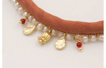 Pulsera de seda rellena cobrizo con perlas cosidas