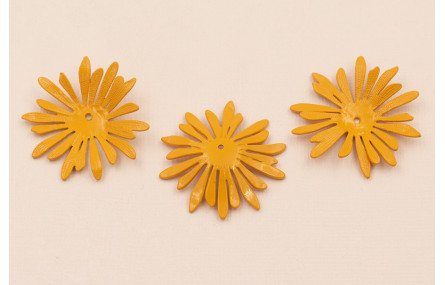 Flor Irregular esmaltada 33mm diametro Mostaza