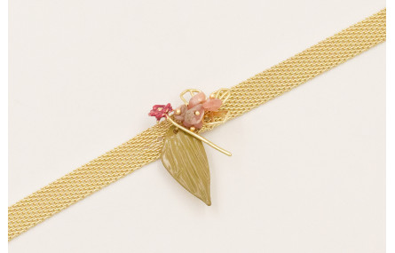 Pulsera cadena tira dorada mate con centro hoja es