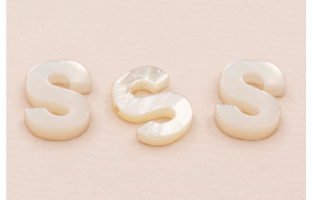 Letra Nacar S 10mm agujero horizontal superior