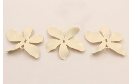 Cuenta Flor 5 petalos 55mm diam. Esmaltada Beige