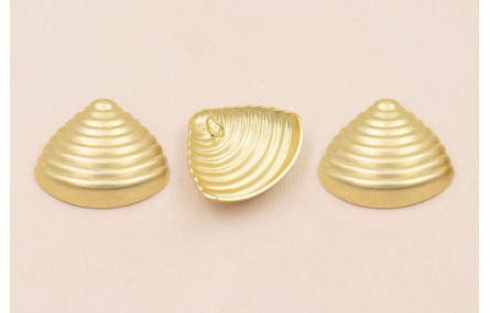 Colgante concha triangular rayada 32*26mm Oro Mate