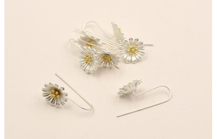 Pendiente gancho margarita 16mm. Oro y Plata Mate