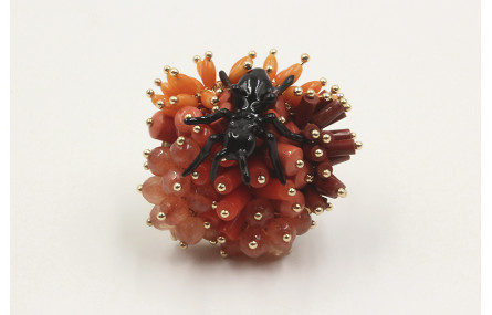 Anillo burruño de coralitos y hormiga negra.