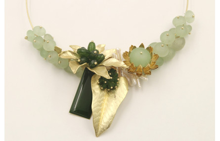 Collar rigido con piedras verdes, flor dorado amte