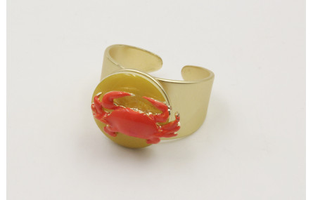Anillo disco plano con cangrejo esmaltado coral y 
