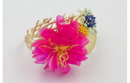 BRAZALETE CORAL DORADO MATE CON LENTEJUELAS FUCSIA