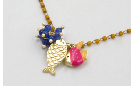 Collar cadena miyuki mostaza con pez esmaltado fuc