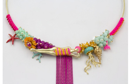 Collar rigido dorado con nudo macrame fucsia, medu