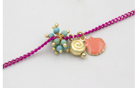 Pulsera cadena eslabón plano fucsia con colgante c