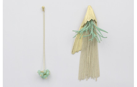 Pendientes asimetricos perno pluma dorado mate con