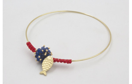Pulsera rigida dorada brillo con nudo macramé rojo